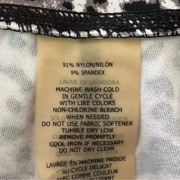 Betsey Johnson Performance Snow Leopard Cropped Leggings Tights Women’s Medium - Picture 6 of 9